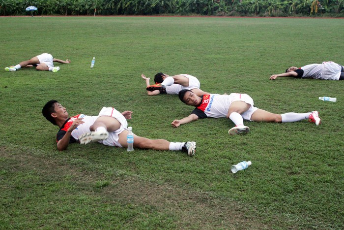 Từ nay đến khi AFF Suzuki Cup 2012 khởi tranh không còn nhiều thời gian, cộng với việc thời tiết ở Nha Trang đã hửng nắng trở lại, thầy trò HLV Phan Thanh Hùng tận dụng từng phút để tập luyện...